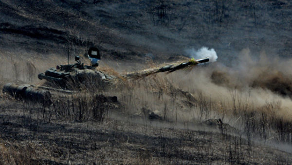Танк Т-72 ведет огонь во время двухсторонних учений на полигоне Клерк в Приморском крае. Архивное фото