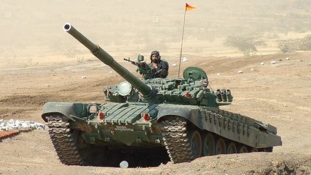 Танк Т-72М1 "Аджайя" вооруженных сил Индии во время учений