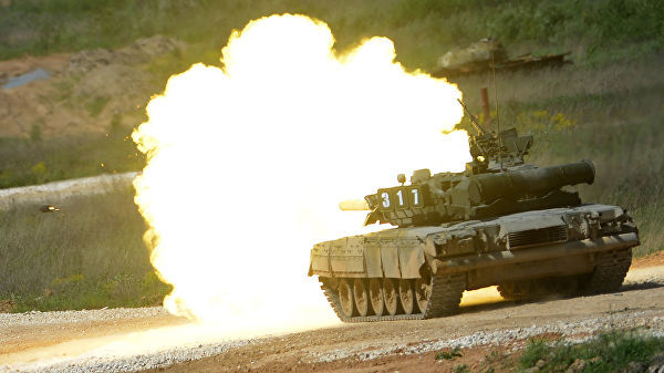 Танк Т-80 во время показа техники в рамках подготовки к международному военно-техническому форуму "Армия-2015" в Московской области