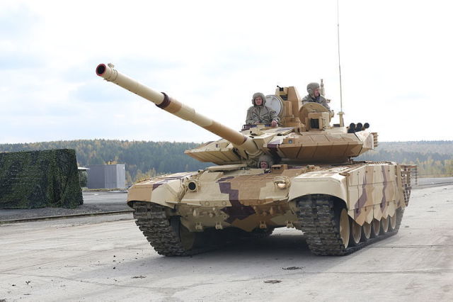 Танк Т-90МС с экипажем.