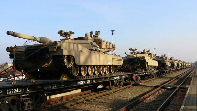 Танки Abrams армии США на железнодорожной станции в Литве