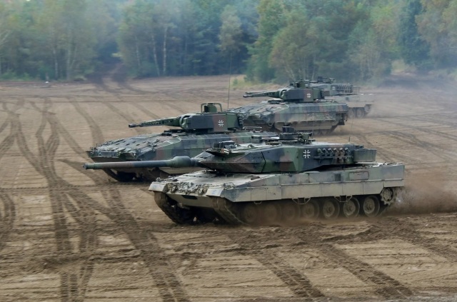Танки Leopard 2A6 и боевые машины пехоты Puma германской армии на показательных учениях IL&Uuml; 2017 в Мюнстере, октябрь 2017 года
