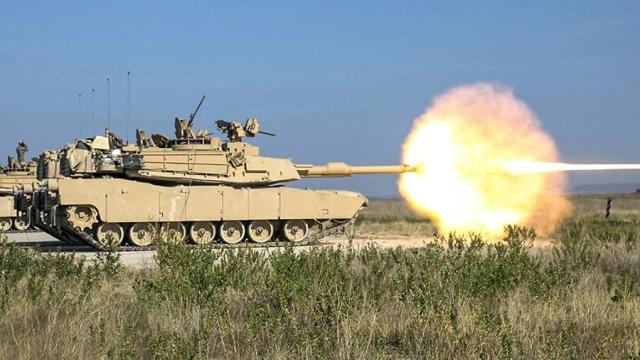 Танки M1 Abrams во время учебных стрельб