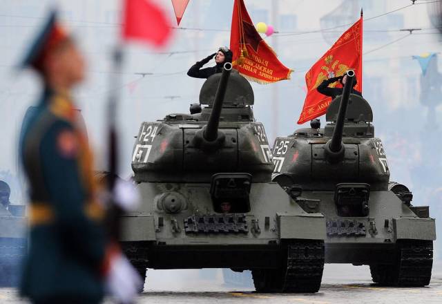 Танки Т-34-85 во время парада, посвященного 70-й годовщине Победы в Великой Отечественной войне, Екатеринбург, 2015 год