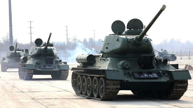 Танки Т-34 после проведения капитального ремонта на бронетанковом ремонтном заводе в Санкт-Петербурге доставлены в Алабино