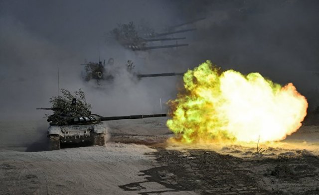 Танки Т-72 на военных учениях
