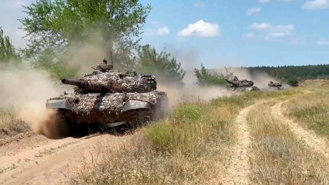 Танки Т-72 ВС РФ выдвигаются на боевые позиции в ходе специальной военной операции