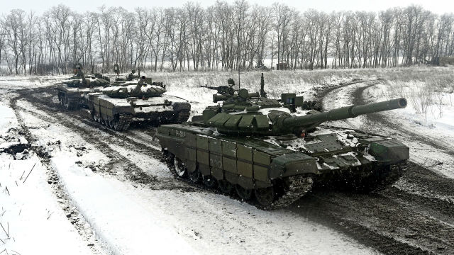 Танки Т-72Б3 во время учений 150-й мотострелковой дивизии Южного военного округа (ЮВО) на полигоне "Кадамовский" в Ростовской области