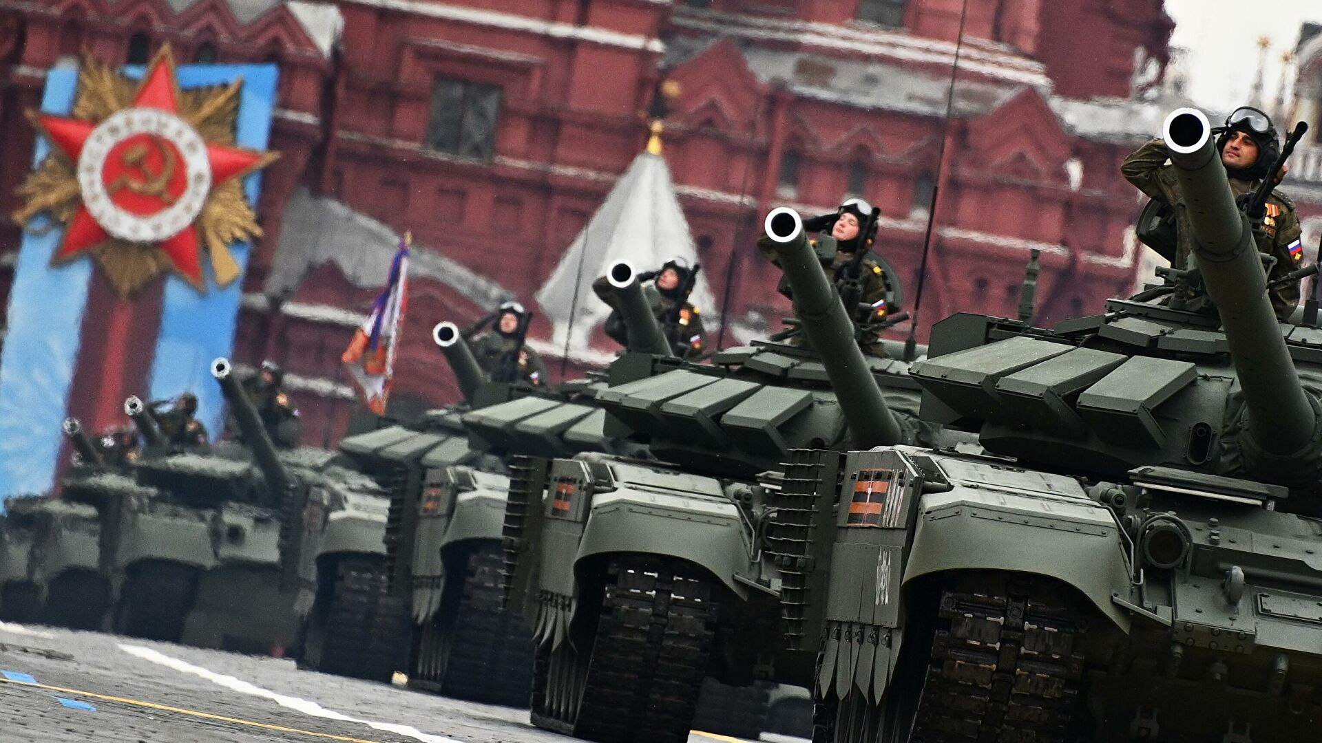 tanki-t-72b3m-na-voennom-parade-v-chest-