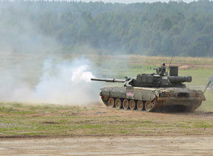 Танки Т-80У применяются обеими сторонами конфликта на Украине. Расширяется практика их использования для стрельбы по целям вне зоны прямой видимости, с коррекцией огня при помощи беспилотной авиации. Фото Владимира Карнозова