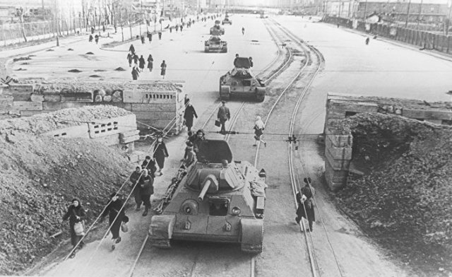 Танки идут на фронт по Международному проспекту блокадного Ленинграда