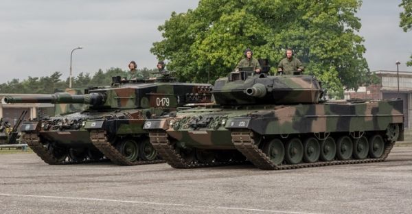 Танки Leopard 2A4 (слева) и Leopard 2A5 (справа).