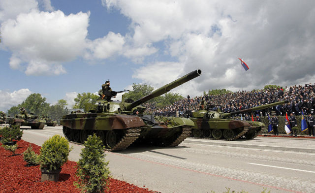 Танки М-84 во время военного парада в городе Ниш, Сербия