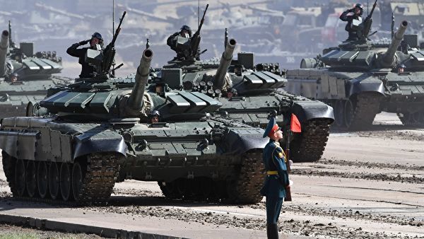 Танки Т-72Б3 армии России во время парада военной техники, участвовавшей в учениях "Восток-2018"
