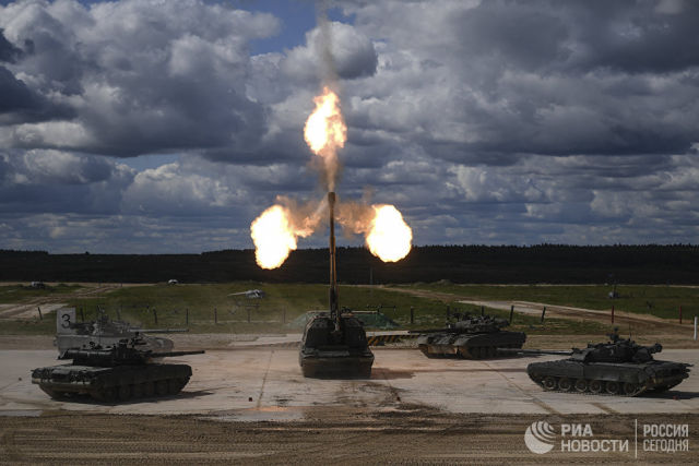 Танки Т-90 и самоходная артиллерийская установка Мста-С во время динамической экспозиции на форуме Армия-2018