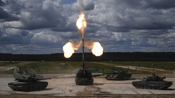 Танки Т-90 и самоходная артиллерийская установка (САУ) "Мста-С" (в центре)