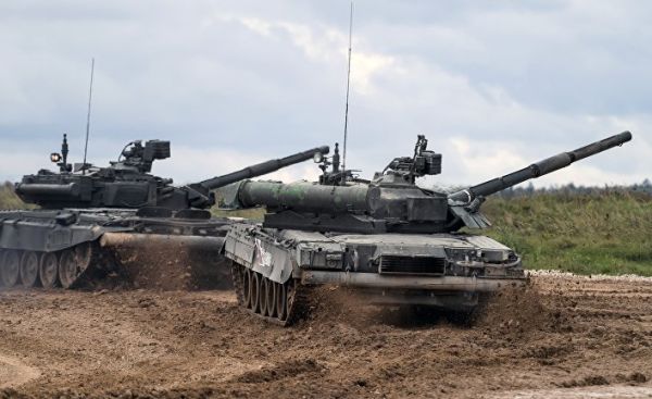 Танки Т-90 (слева) и Т-80У во время демонстрационного показа