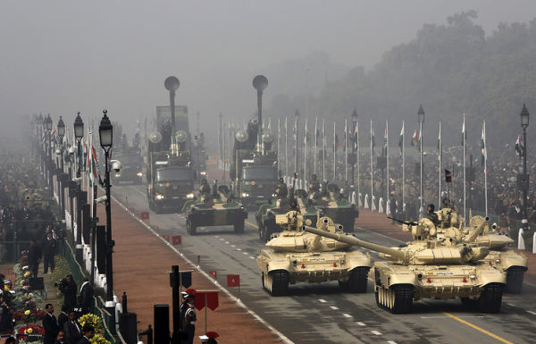 Танки T-90 во время парада в честь Дня Республики в Нью-Дели