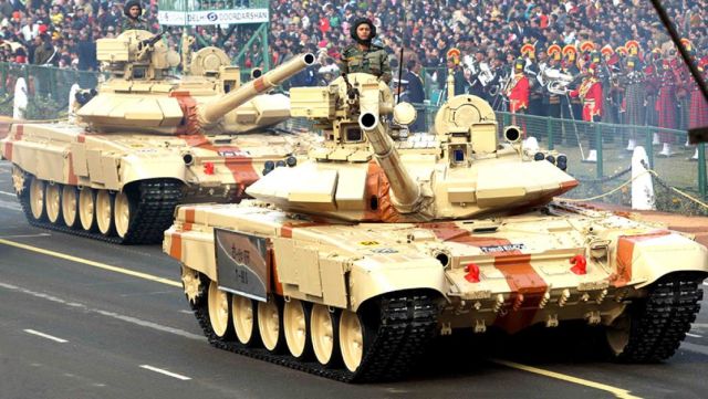 Танки Т-90С "Бхишма" во время парада в Нью-Дели