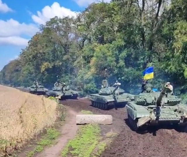 Танковое подразделение вооруженных сил Украины, оснащенное полученными от Польши танками Т-72М1 лицензионного польского производства, на марше в Донецкой области, август 2022 года