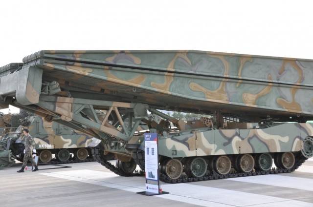 Танковый мостоукладчик К! AVLB на базе южнокорейского танка K1 (c) bmpd