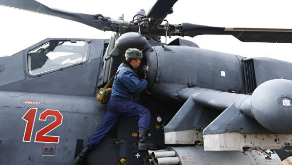 Техник готовит вертолет Ми-35М к учебно-тренировочным полетам экипажей армейской авиации отдельного вертолетного полка Южного военного округа. Архивно