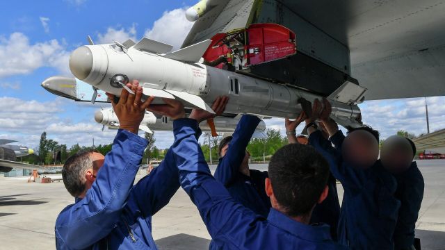 Техники вешают авиационную ракету Р-73 на истребитель ВКС России, задействованный в специальной военной операции