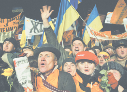 Технологии управляемого хаоса каждые десять лет вызывают очередной «майдан» на Украине. Оранжевый митинг в Киеве, 26 ноября 2004 года. Фото Reuters