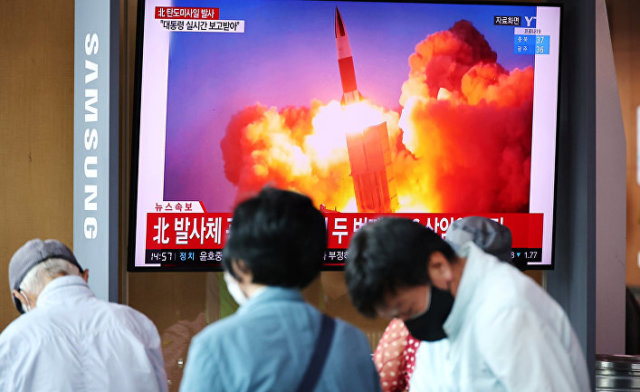 Телевизионная трансляция о запуске Северной Кореей баллистических ракет, в Сеуле, Южная Корея