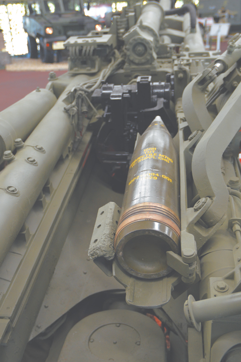 Теперь американский снаряд М709 и гаубица М777 стали трофеями Российской армии и экспонатами музея в Кубинке. Фото Владимира Карнозова