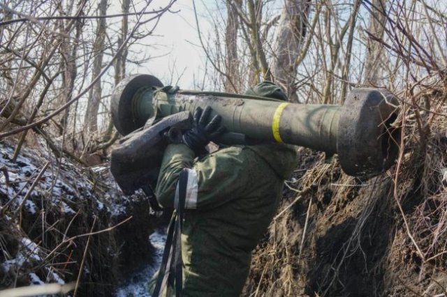Теперь эти американские противотанковые ракетные комплексы Javelin бьют по бронетехнике ВСУ и украинских националистов.