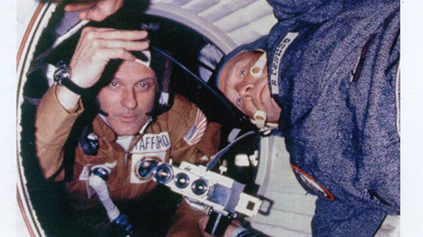 Томас Стаффорд и Алексей Леонов с киноаппаратом "К3А" на борту орбитального комплекса "Союз-Аполлон"