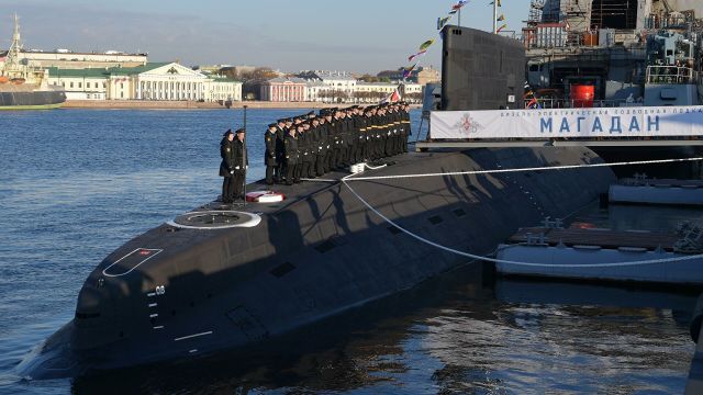Торжественная церемония подъема Андреевского флага на дизель-электрической подводной лодке проекта 636.3 "Магадан" в Санкт-Петербурге. 12 октября 2021