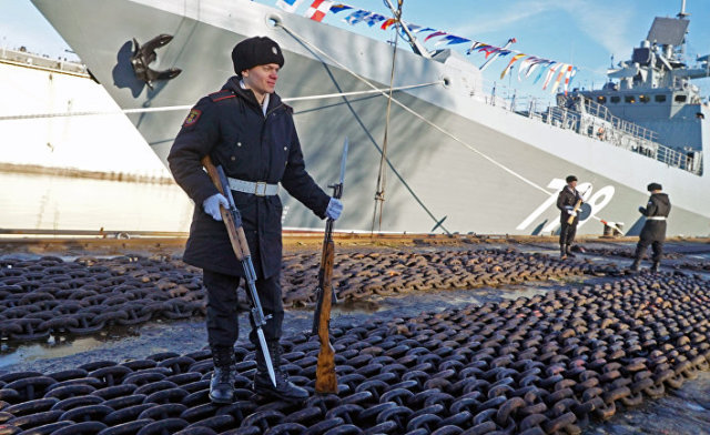 Торжественная церемония подъема военно-морского флага на сторожевом корабле «Адмирал Макаров» на Прибалтийском судостроительном заводе «Янтарь» в Калининграде