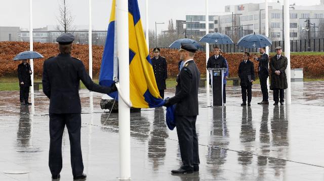 Торжественная церемония поднятия национального флага Швеции в штаб-квартире НАТО в Брюсселе. Архивное фото