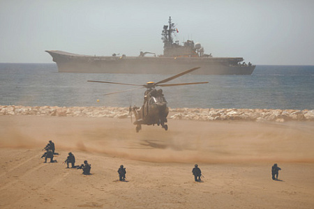Традиционно флот используется испанцами не для побед на море, а для удержания ранее захваченного побережья. Авианосец «Принц Астурийский» высаживает вертолетный десант на учениях в Малаге. Фото Reuters