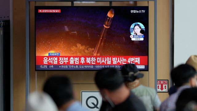 Трансляция кадров запуска северо-корейской баллистической ракеты в Сеуле. Архивное фото
