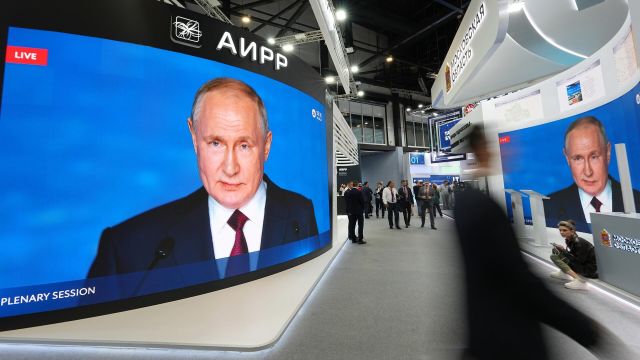 Трансляция выступления президента РФ В. Путина на пленарном заседании в конгрессно-выставочном центре "Экспофорум"
