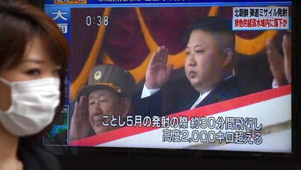 Трансляция новостей про приказ лидера КНДР Ким Чен Ына запустить баллистическую ракету. 4 июля 2017