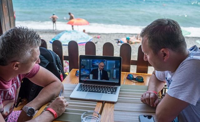Трансляция прямой линии с президентом России Владимиром Путиным в Крыму