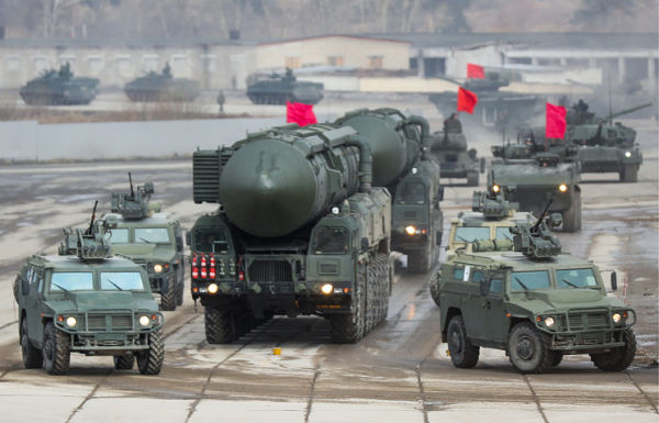 Транспортно-пусковая установка комплекса РС-24 "Ярс" и бронеавтомобили "Тигр" с БМДУ "Арбалет"