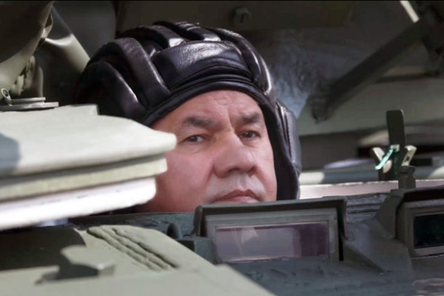 Трассу для танкового биатлона министр обороны Сергей Шойгу проверил, сев за рычаги Т-80БВМ.
