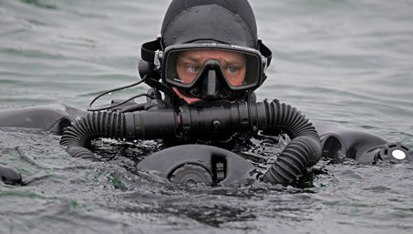 Тренировка пловцов-подводников. архивное фото