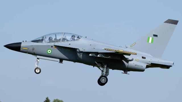 Третий построенный для ВВС Нигерии учебно-боевой самолёт Leonardo M-346FA Master (нигерийский бортовой номер NAF-03, итальянский номер CSX55290) во время летных испытаний на предприятии авиационного подразделения итальянской компании Leonardo в Венегоно-Супериоре, 27.04.2026