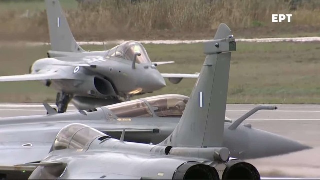 Три из первых шести истребителей Dassault Rafale DG и EG серии F3-R, полученных ВВС Греции, по прибытии на греческую авиабазу Танагра из Франции, 19.01.2022