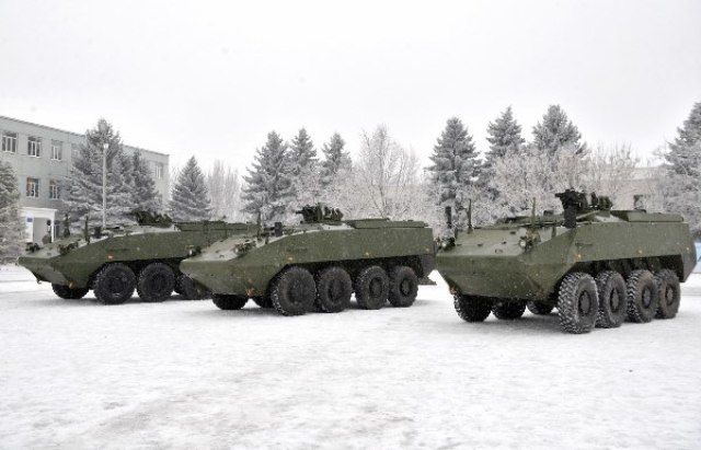 Три первых переданных вооруженным силам Молдавии Германией в порядке военной помощи Европейского Союза колесных бронетранспортера MOWAG Piranha IIIH, ранее принадлежавших армии Дании. Кишинев, 12.01.2023