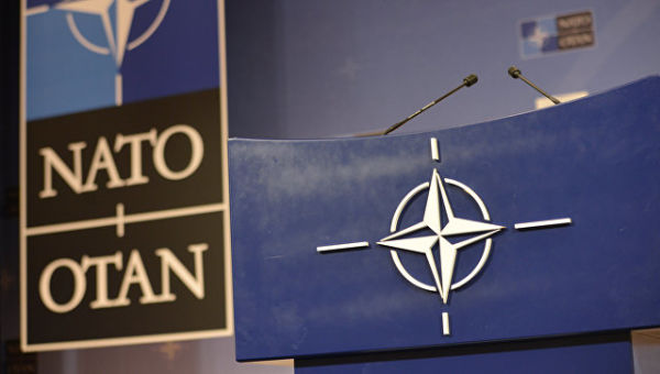 Трибуна в зале для пресс-конференций штаб-квартиры НАТО. Архивное фото