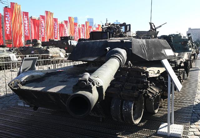 Трофейный танк Abrams, захваченный российскими военнослужащими в ходе спецоперации, на Поклонной горе в Москве