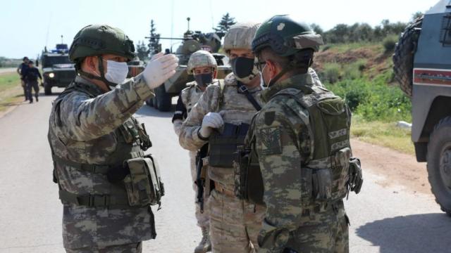 Турецкие и российские солдаты во время совместного патрулирования в северной провинции Идлиб