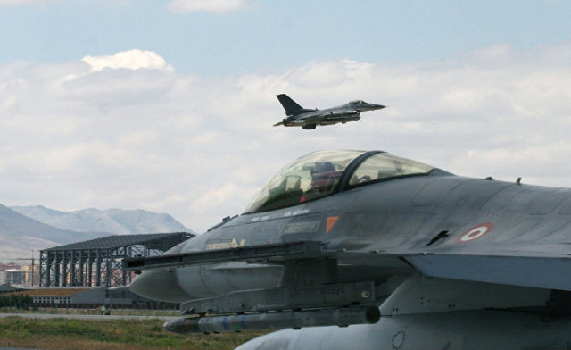 Турецкие истребители F-16 во время учений "Анатолийский орел" на авиабазе в Конье, 2009 год
